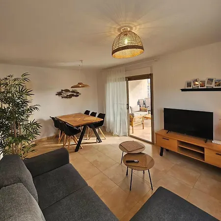 Esmeralda 2 Bedrooms 3 Pool & Parking